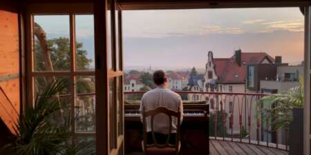 Martin Kohlstedt ist im Video zu „PAN“ auf seinem Balkon zu sehen.