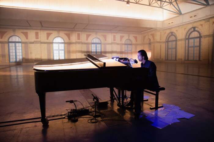 Nick Cave am Klavier für „Idiot Prayer“