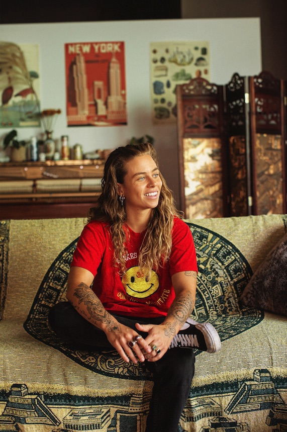 Tash Sultana auf einer Couch