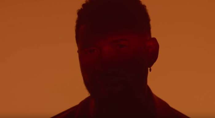 Usher, das Gesicht halb im Schatten