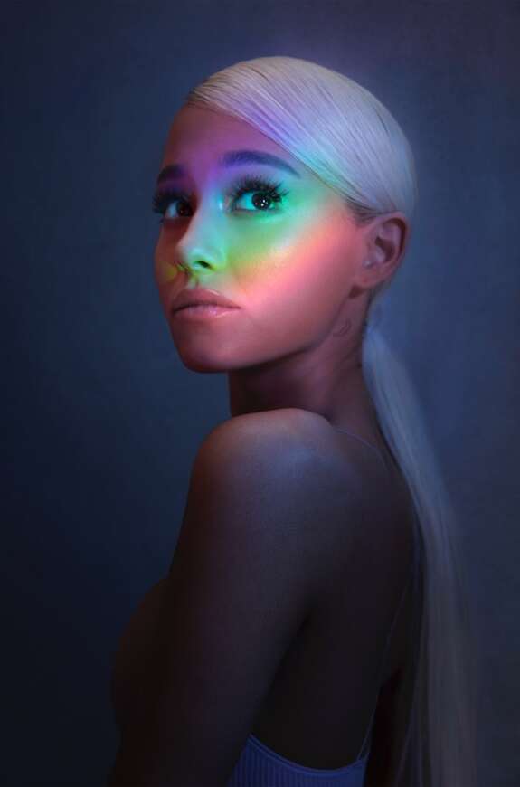 Ariana Grande weißes haar regenbogen licht gesicht
