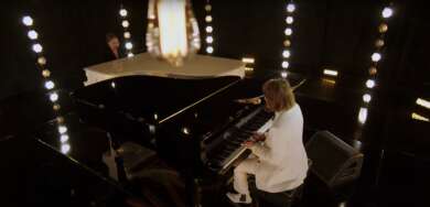 Alicia Keys und Brandi Carlile performen „A beautiful Noise“.