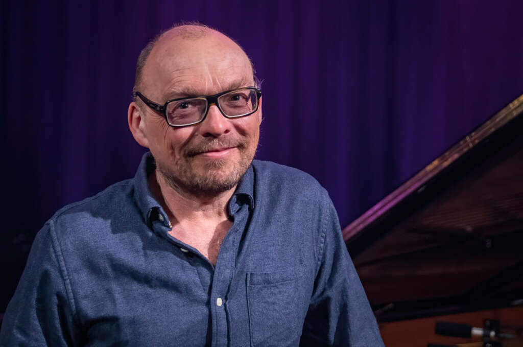 Bugge Wesseltoft posiert für das Norwegian Digital Jazz Festival for seinem Flügel
