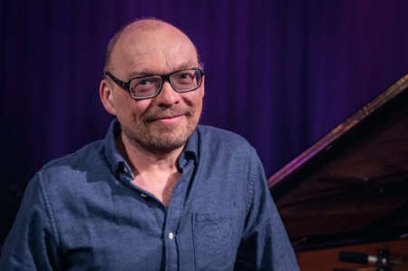 Bugge Wesseltoft posiert für das Norwegian Digital Jazz Festival for seinem Flügel