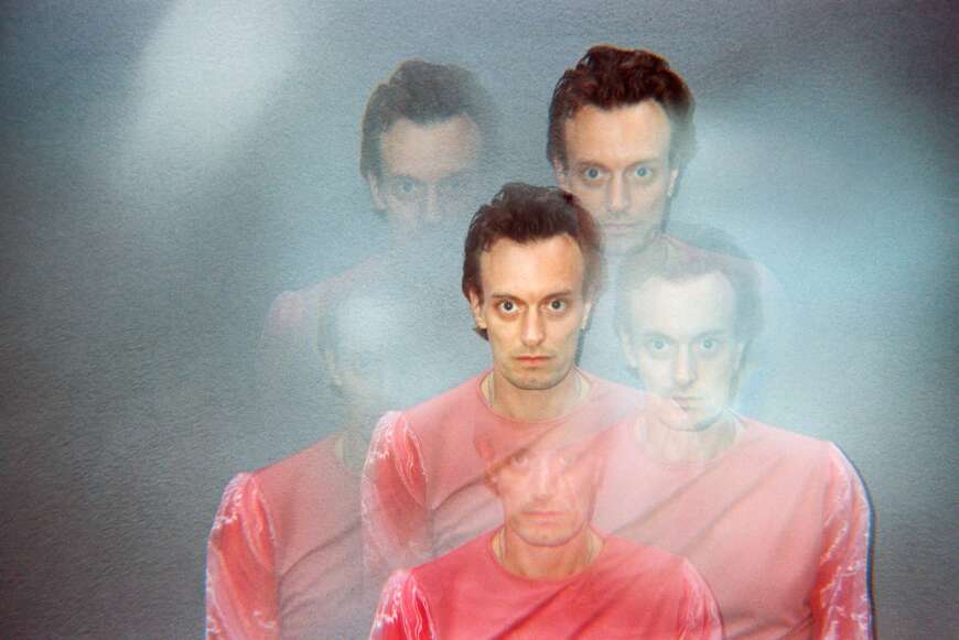 Casper Clausen ist in einem Kaleidoskop zu sehen.