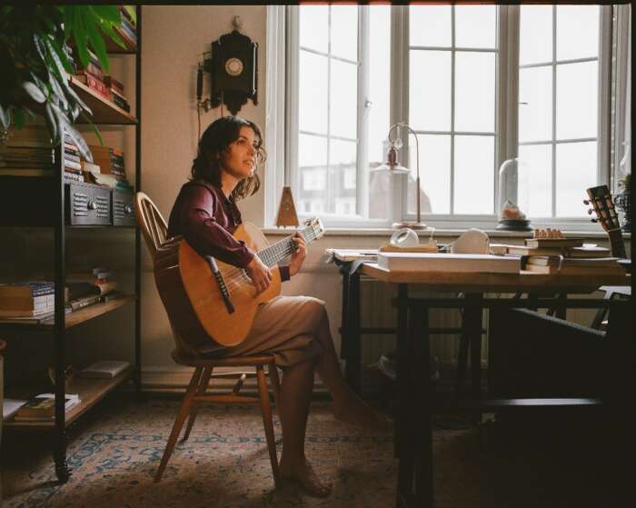 Katie Melua am Schreibtisch mit Gitarre