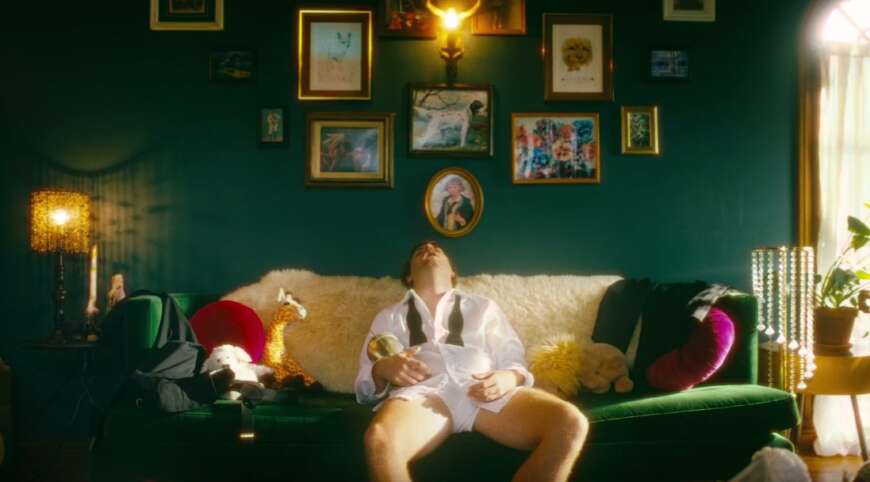 Mac DeMarco im neuen Video von Crowded House Comeback Song