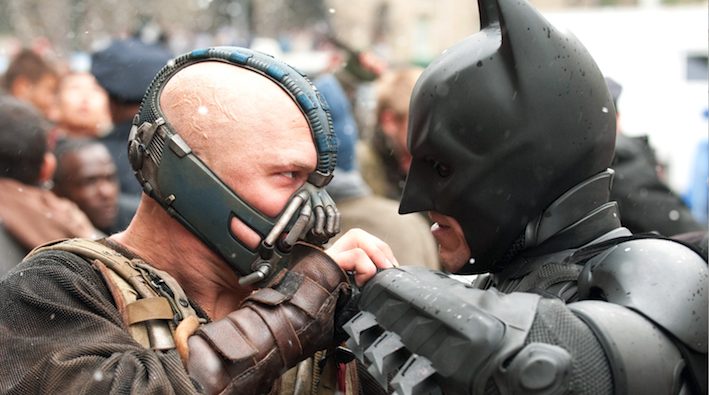 Tom Hardy als Bane (links) und Christian Bale als Batman in „The dark Knight rises“ von Christopher Nolan