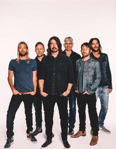 Foo Fighters Cremefarbener Hintergrund Sechs Männer Jeans