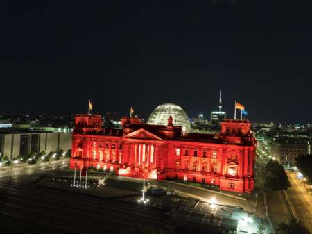Bei einer früheren Protestaktion, der Night of Light, hat #AlarmstufeRot wichtige Gebäude in rotes Licht getaucht.