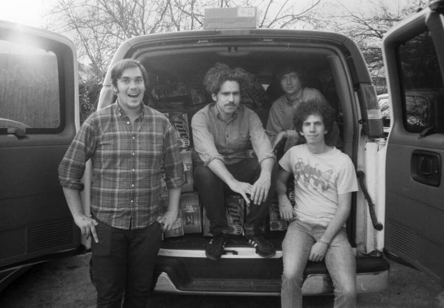 Parquet Courts in ihrem Bandvan.