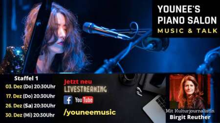 Younee sitzt am Klavier. Unten am Bildrand wird für den „Piano Saloon“ gemacht