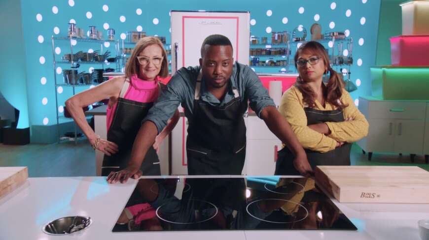 Bild aus „Das Beste vom Rest“: Drei Personen stehen hinter einer Herdplatte und schauen angriffslustig in die Kamera.