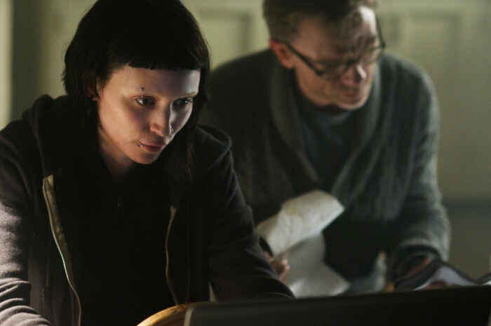 "Verblendung": Mikael (Daniel Craig) ist mit einigen Notizen etwas verschwommen hinter Lisbeth (Rooney Mara) zu sehen.