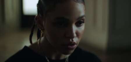 FKA twigs im Video zu „Don't judge me“