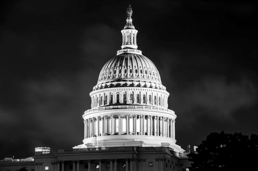 Das Kapitol in Washington: Auf Twitter reagieren John Legend, Mark Ruffalo und mehr, nachdem Trump-Unterstützer+innen das Parlament in Washington erstürmt haben.