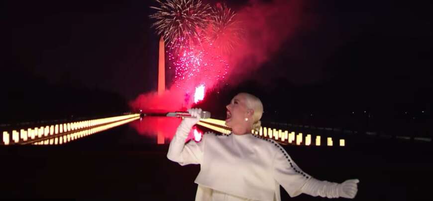 Katy Perry bei der Amtseinführung von Joe Biden. Sie sang den Song „Fireworks“. Passend dazu ist im Hintergrund Feuerwerk zu sehen.