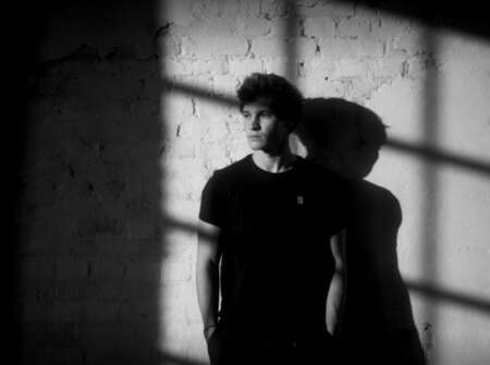 Wincent Weiss in Schwarz/Weiß fotografiert