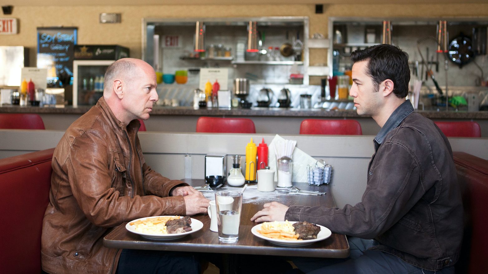 #
Joseph Gordon-Levitt ist Bruce Willis in „Looper“ uff NITRO