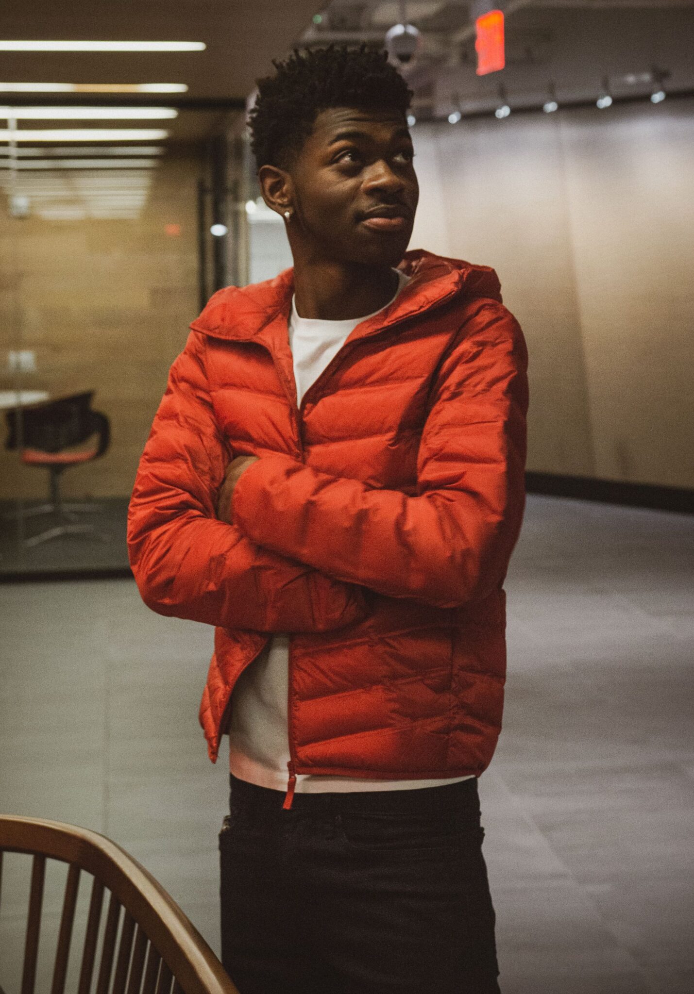 Lil Nas X mit oranger Jacke