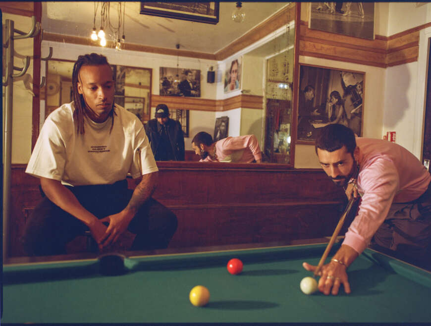 Die Mitglieder der Band Blow beim Billardspielen