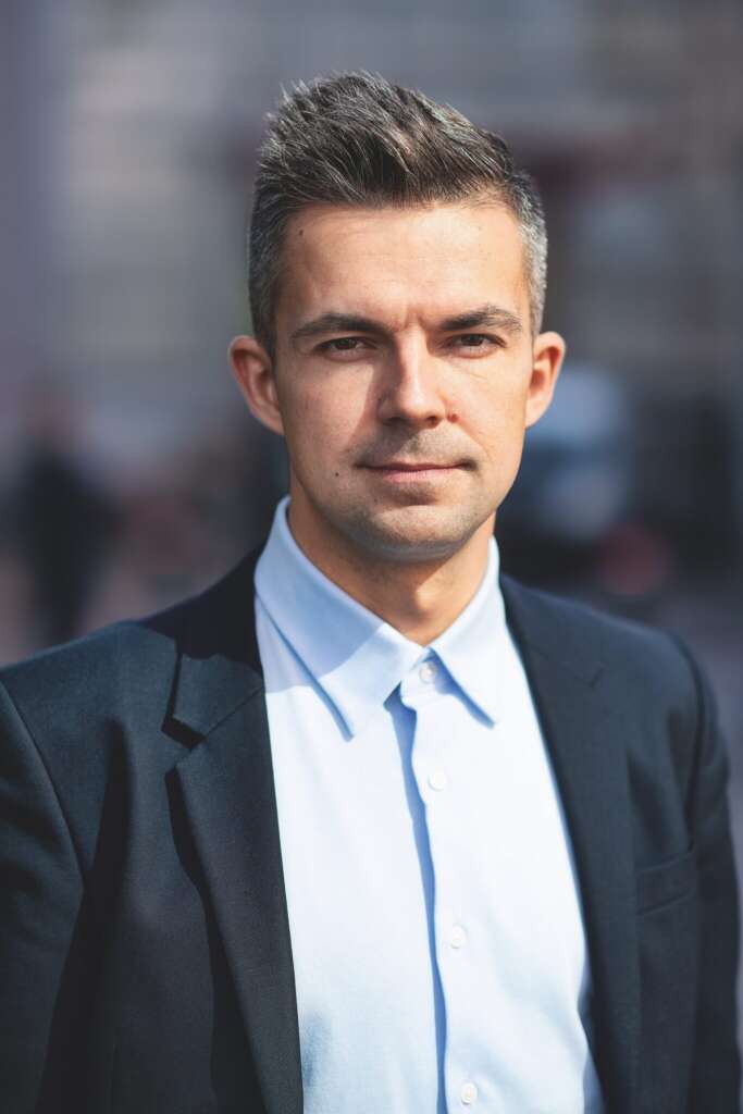 Sasha Filipino, Autor von „Der ehemalige Sohn“