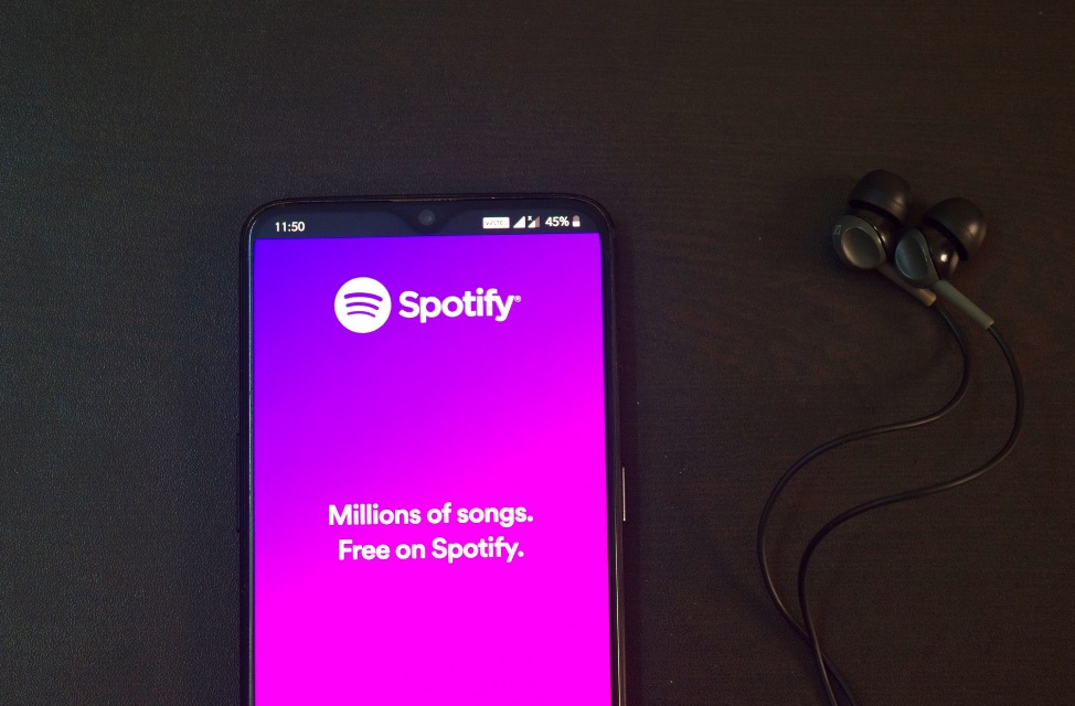 Ein Smartphone mit Werbung von Spotify