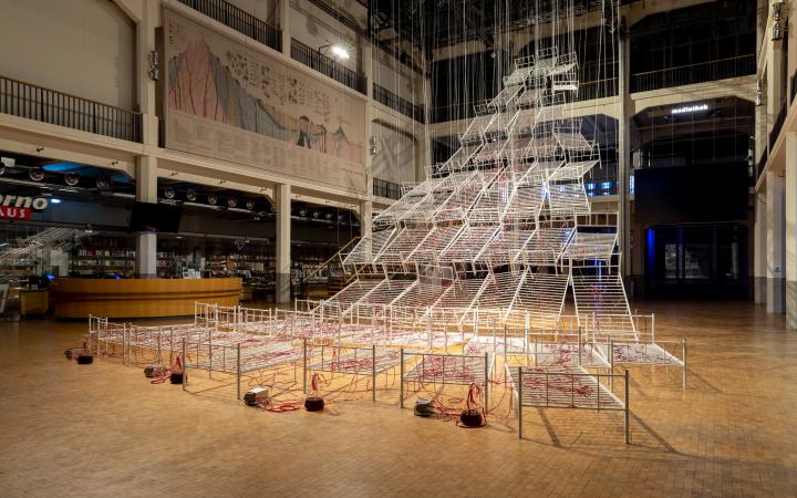 Installationsansicht von Chiharu Shiotas »Connected to Life«