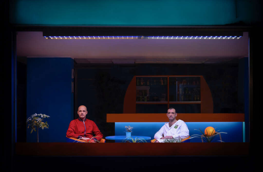 Modeselektor in einem Sonnenstudio
