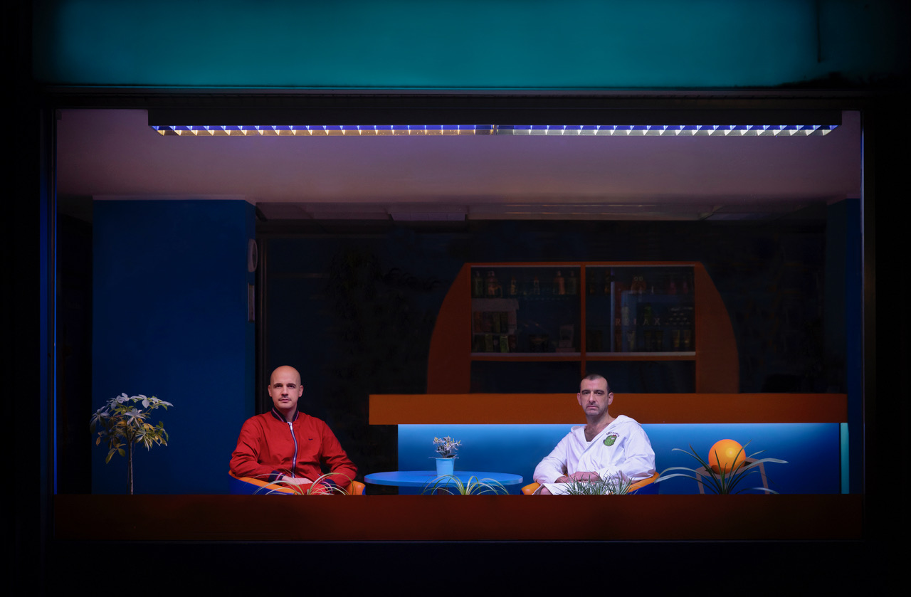 Modeselektor in einem Sonnenstudio