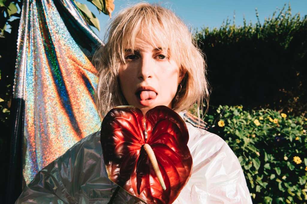 Paramore-Sängerin Hayley Williams mit einer Blume in der Hand.