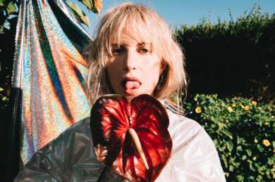 Paramore-Sängerin Hayley Williams mit einer Blume in der Hand.