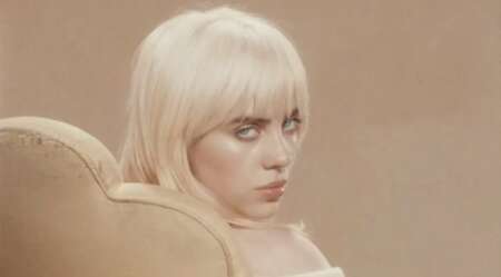 Billie Eilish im Video zu „Happier than ever“