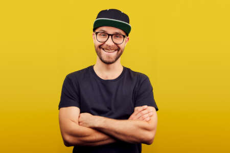 Mark Forster vor einem gelben Hintergrund