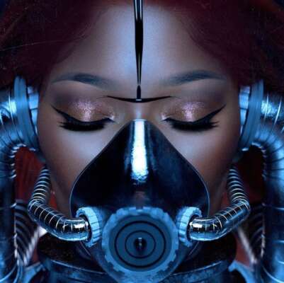 Megan Thee Stallion Porträtaufnahme mit Beatmungsmaske
