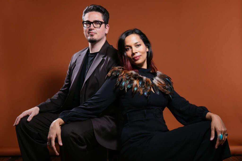 Rhiannon Giddens und Francesco Turrisi vor einem braunen Hintergrund