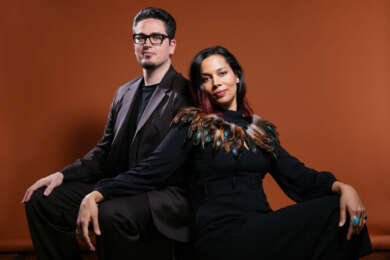 Rhiannon Giddens und Francesco Turrisi vor einem braunen Hintergrund