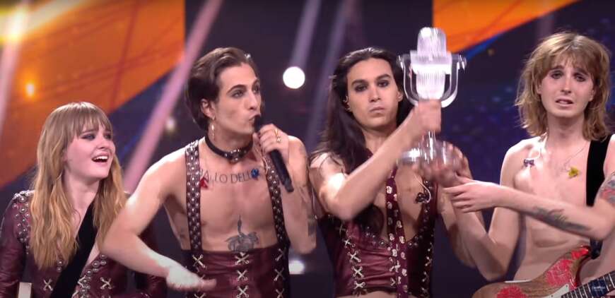 Die Siegerband Måneskin mit dem ESC-Pokal.