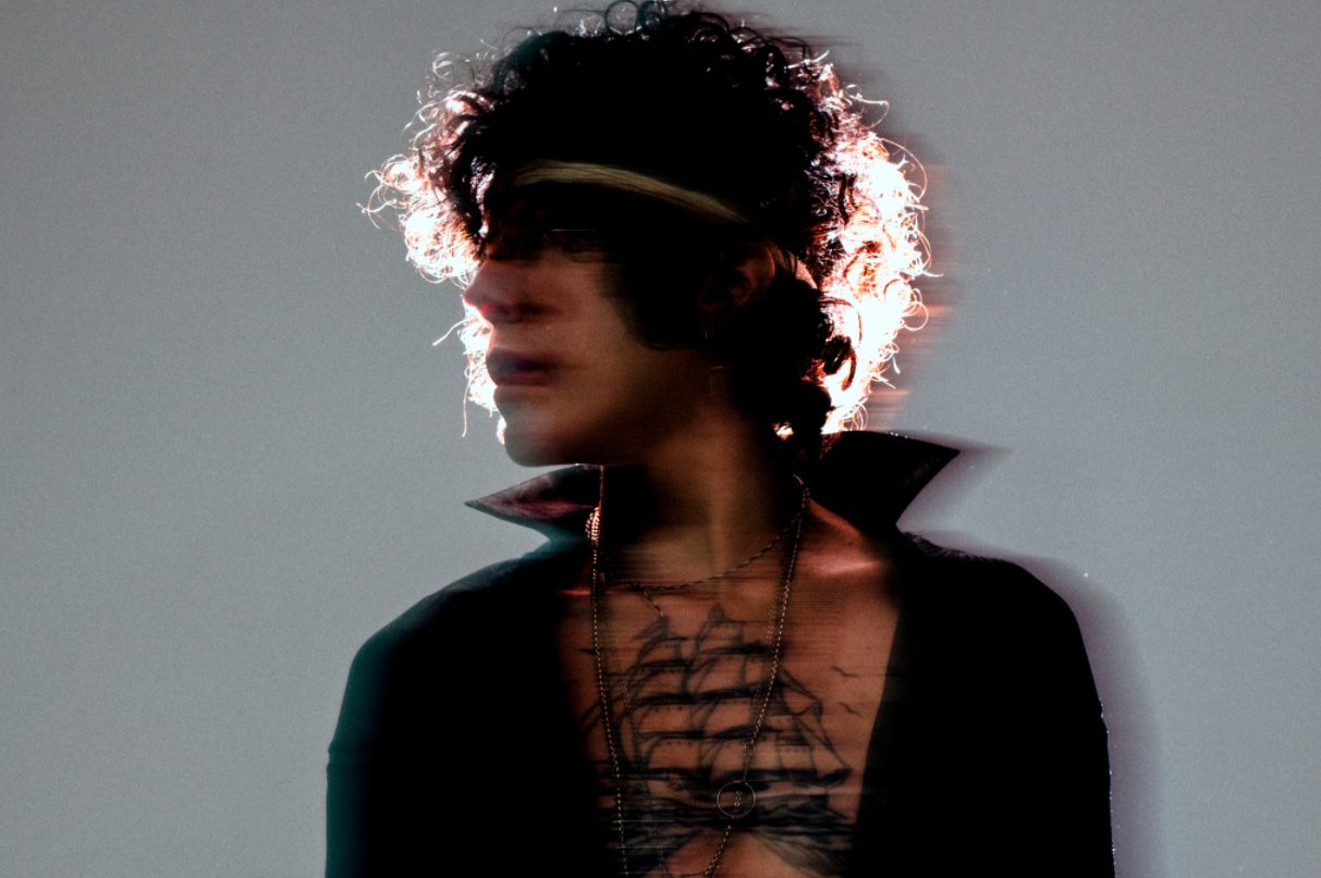 Sängerin LP verschwommenes Gesicht schwarzes Hemd