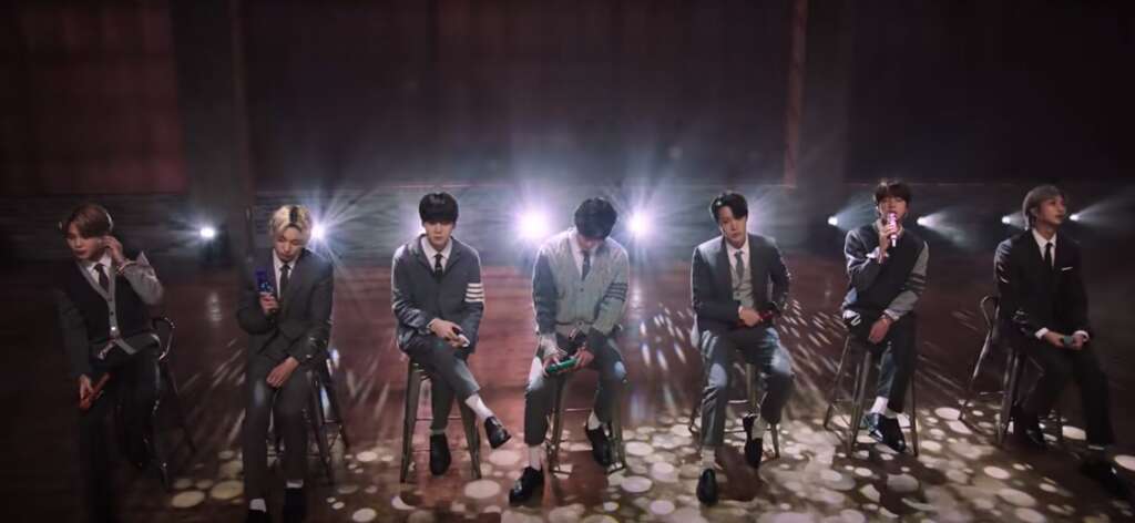 BTS auf einer Bühne beim Covern von „Fix You“