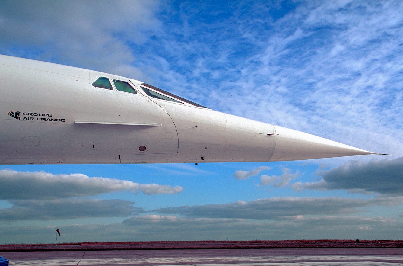 Die Schnauze des Concorde-Flugzeuges vor blauem Himmel