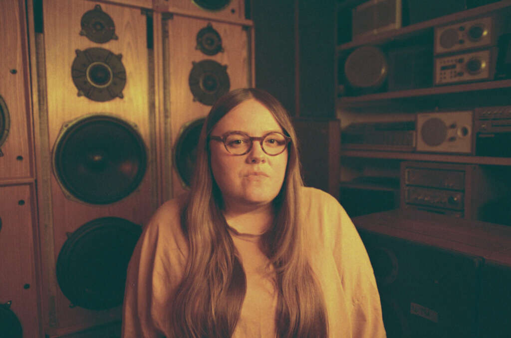Portrait Emma-Jean Thackray, sitzend im Studio