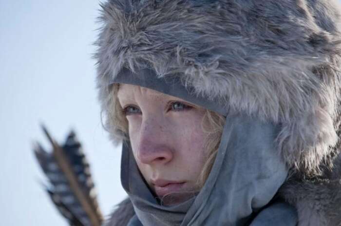 Wer ist Hanna? Szenenbild: Hanna (Saoirse Ronan) mit Pelzmütze und Pfeilköcher