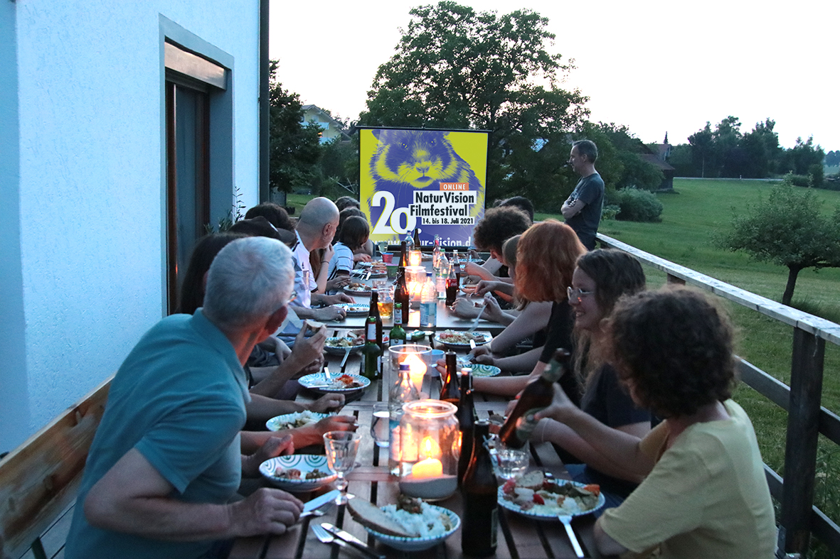 In fröhlicher Runde kann man mit Freunden das NaturVision Filmfestival 2021 ONLINE zuhause genießen.