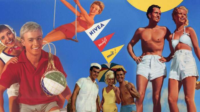 "ZDFzeit: Die Nivea-Story": Sieben gutgelaunte, braungebrannte Menschen in 50er / 60er Jahre Badeoutfits stehen vor einem blauen Himmel. Mittig eine Frau auf einem Trapez und eine Wimpelkette mit Aufschrift "Nivea muß mit!".