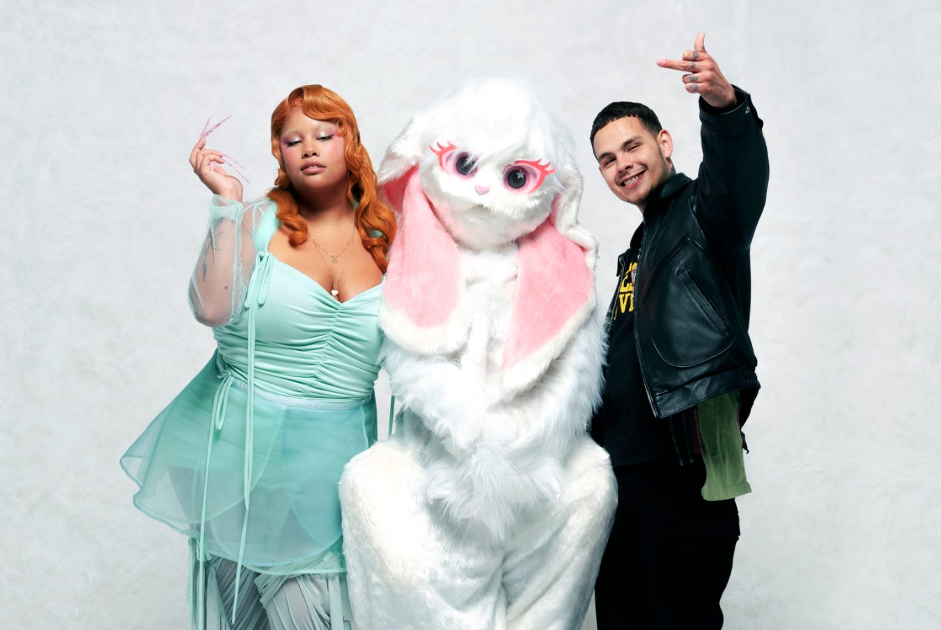 Pressefoto von Shygirl und Slowthai gemeinsam mit einem Menschen in einem Hasenkostüm