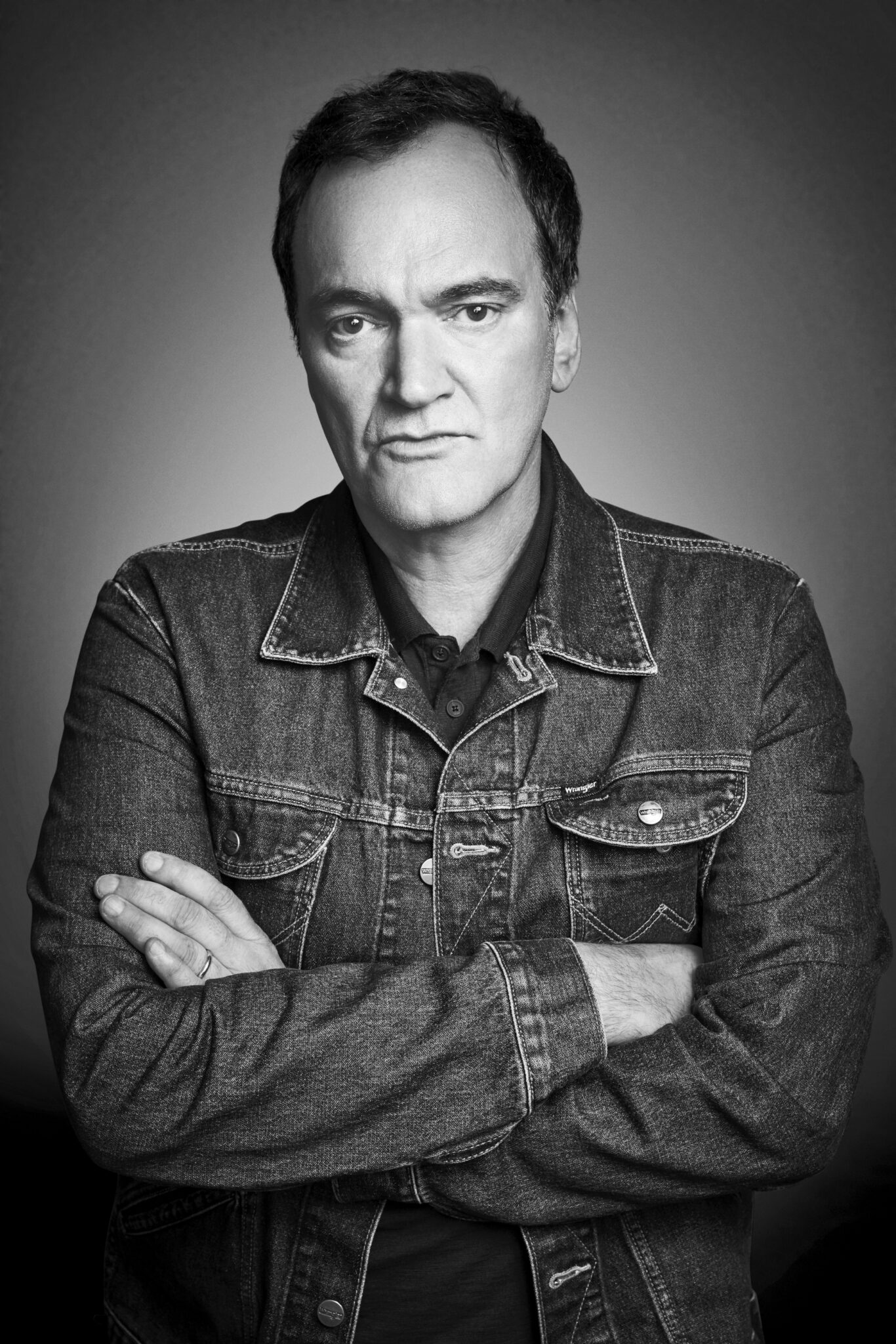 Quentin Tarantino Jeansjacke verschränkte Arme