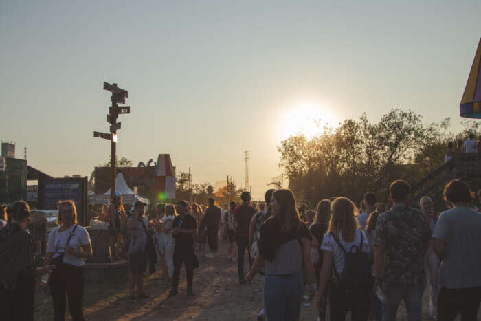 Vogelball Festival Menschenmenge Bäume Wegweiser Zelte Sonnenuntergang
