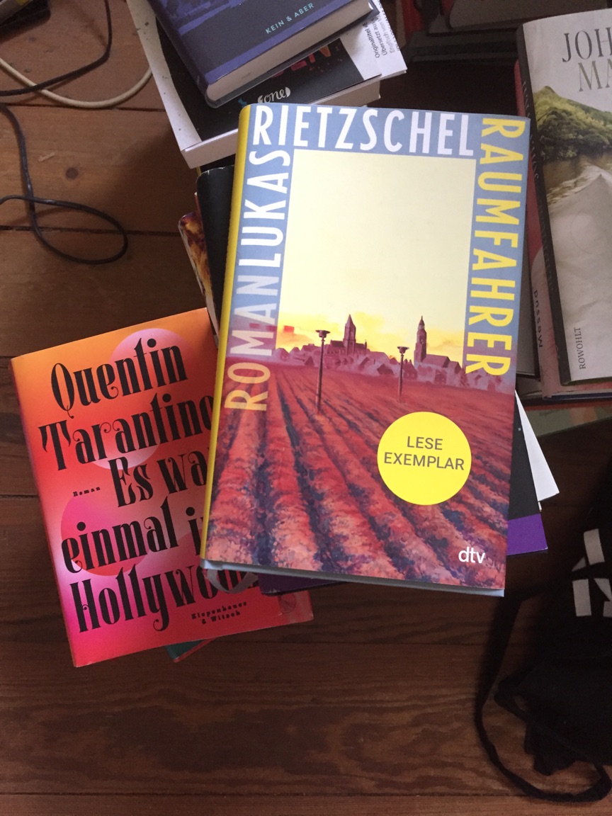 die besten Bücher im August 2021: Bücherstapel mit Quentin Tarantino und Lukas Rietzschel