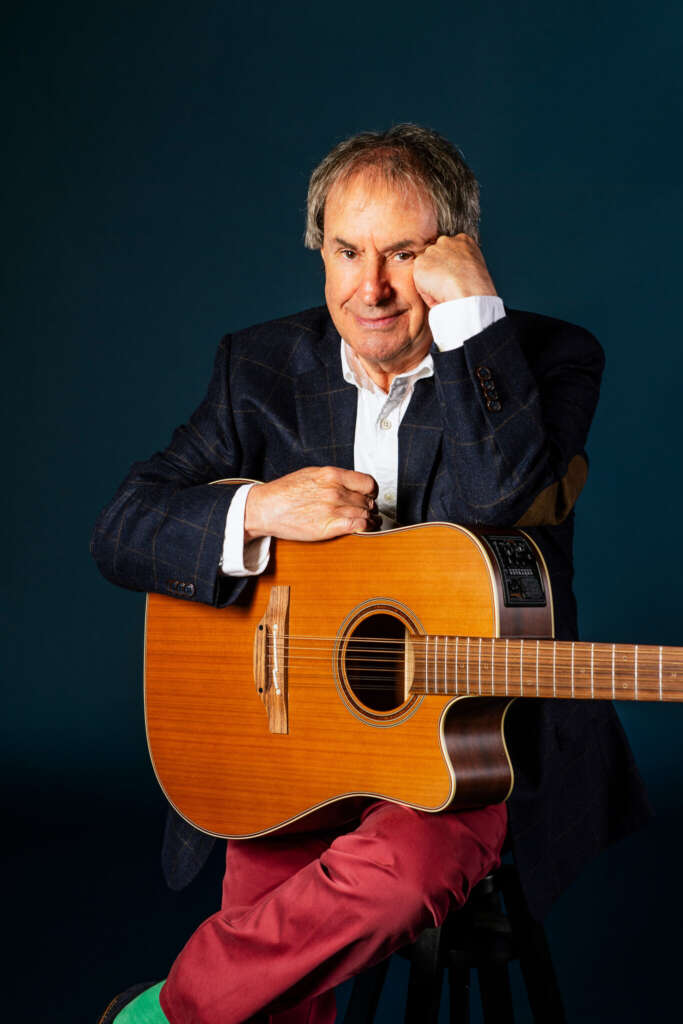 Portraitfoto Chris de Burgh mit Akustikgitarre